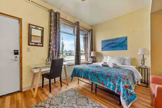 غرفة سوبيريور بسرير كوين بحمام خاص، Qupqugiaq Inn 1/7