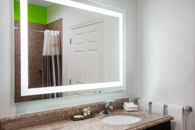 غرفة تنفيذية بسرير كينج مع أريكة، La Quinta Inn Suites Raymondville 6/7