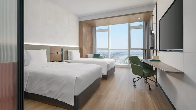غرفة قياسية بسريرين مزدوجين، EVEN Hotel Wuhan Airport Zone by IHG 1/3