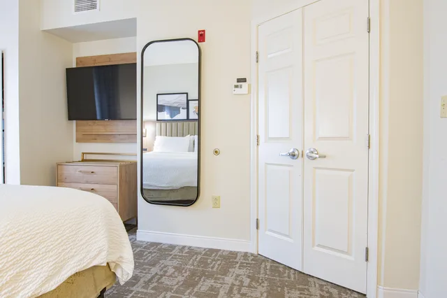 جناح بسرير كينج بغرفة نوم واحدة، Staybridge Suites Lafayette Airport 4/6