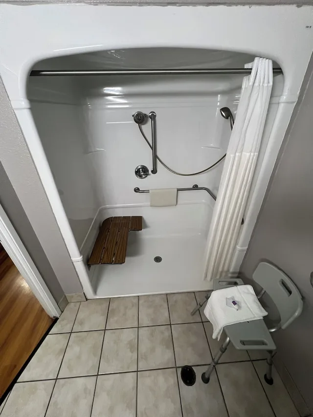 غرفة قياسية بسرير كينج لذوي الإعاقة، Motel6 El Reno, OK 5/5