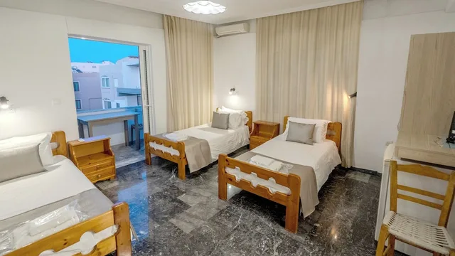 غرفة قياسية ثلاثية بثلاثة أسرّة بإطلالة جزئية على البحر، Klinakis Beach Hotel 5/10