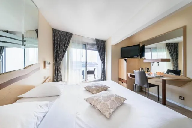 Comfort, Queen Bed, Water Front, Balcony، Best Western Hotel Le Crystal Dinard 1/10
