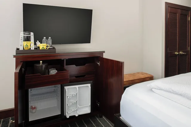 Atwood, Queen Bed، Staypineapple An Iconic Hotel The Loop Chicago 2/3