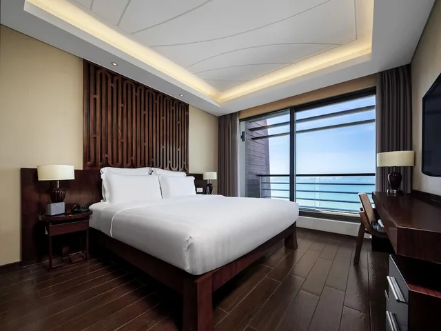 جناح ديلوكس بسريرين مزدوجين بإطلالة على البحر بـ3 غرف نوم بمطبخ، Pullman Oceanview Sanya Bay Resort and Spa 1/3