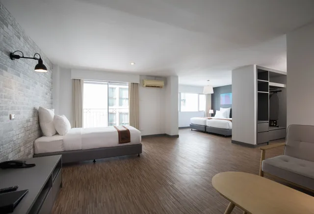 غرفة جونيور ثلاثية بسرير كينج وسرير فردي، Journeyhub Pattaya Central 3/5