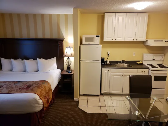 غرفة بسرير كينج بمطبخ، Arbutus Inn 3/7