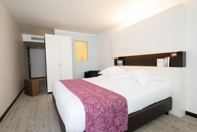 Superior, Double or Twin Bed, Street View، Royal Antibes - Luxury Hotel, Residence, Beach & SPA 1/7