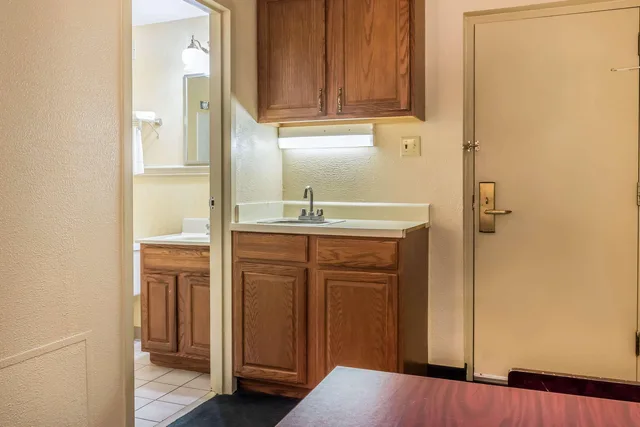 غرفة بسرير كينج، Econo Lodge Airport Reading PA 4/4