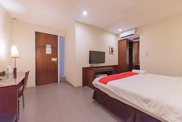 Junior Suite, RedDoorz Plus @ Cipaganti Street 3 5/10