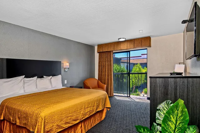 Efficiency, King Bed، Quality Inn & Suites South San Jose / Morgan Hill 1/4