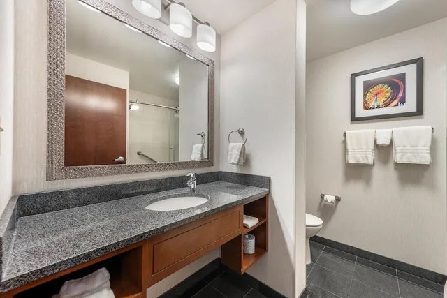 غرفة بسرير كينج مع أريكة، Drury Plaza Hotel Columbia East 2/2