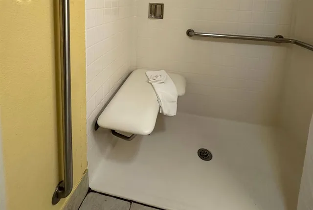 غرفة بسرير كينج لذوي الإعاقة، Hotel Gurnee 6/6
