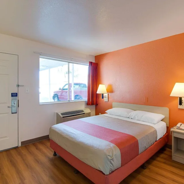 غرفة بسرير كوين، Motel6 Phoenix, AZ - East 1/10