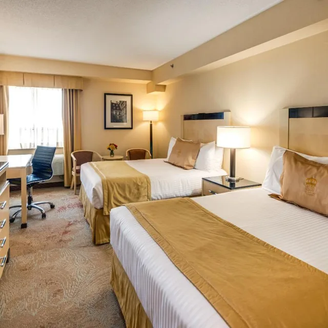 غرفة قياسية بسرير كينج وسريرين كوين، Monte Carlo Inns And Suites Downtown Markham 4/10
