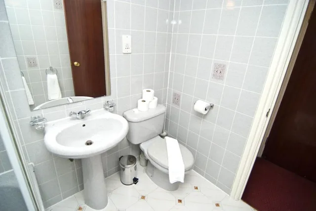غرفة ثلاثية، Alexandra Hotel 1/3