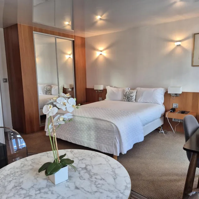 جناح جونيور، Hotel Alison 2/3