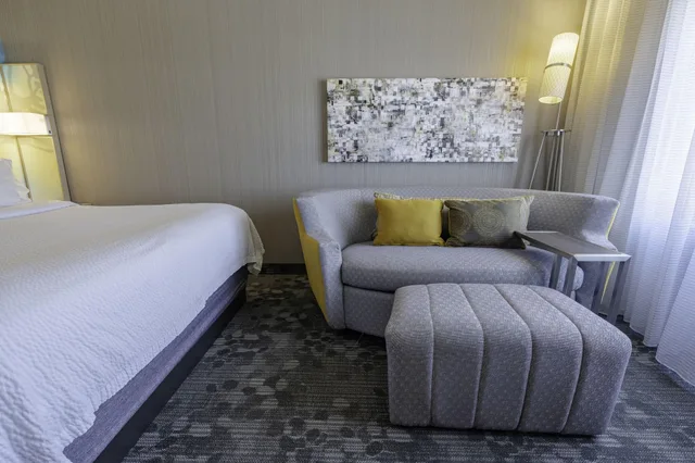 غرفة بسرير كينج، Courtyard by Marriott Cleveland Willoughby 5/10
