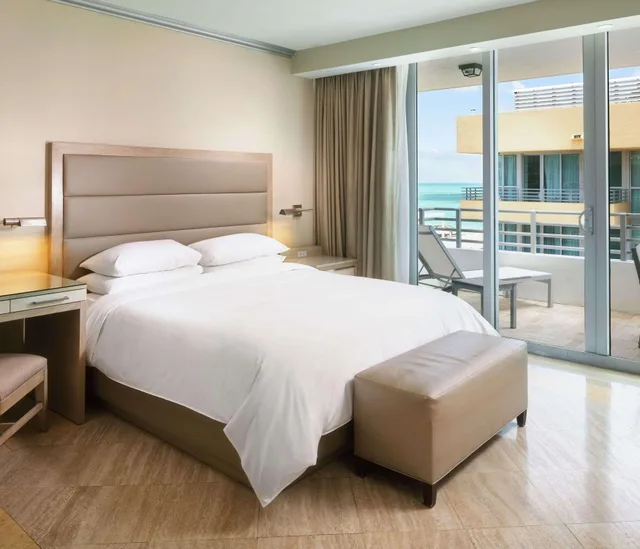 استوديو بسرير كينج بشرفة بإطلالة جزئية على البحر، Hilton Bentley Miami South Beach Hotel 1/2