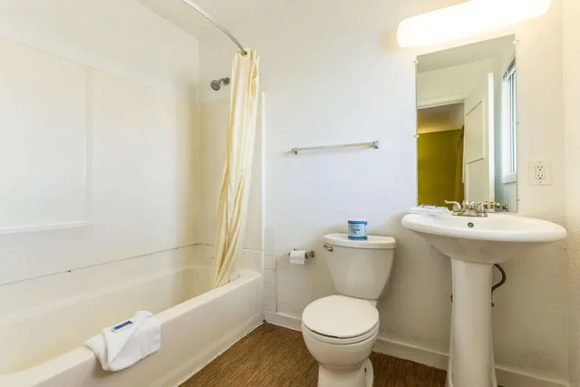 غرفة بسرير كوين، Motel6 San Rafael, CA 8/10