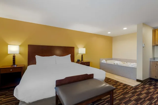 Standard, King Bed, Jetted Tub, Best Western Falcon Plaza 3/4