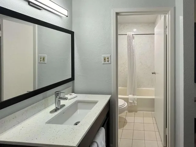 Deluxe, King Bed, Studio6 Lafayette, LA - I-10 & I-49 N 3/4