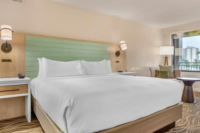 غرفة بسرير كينج مع أريكة، Wyndham Garden Lake Buena Vista Disney Springs Resort 1/3