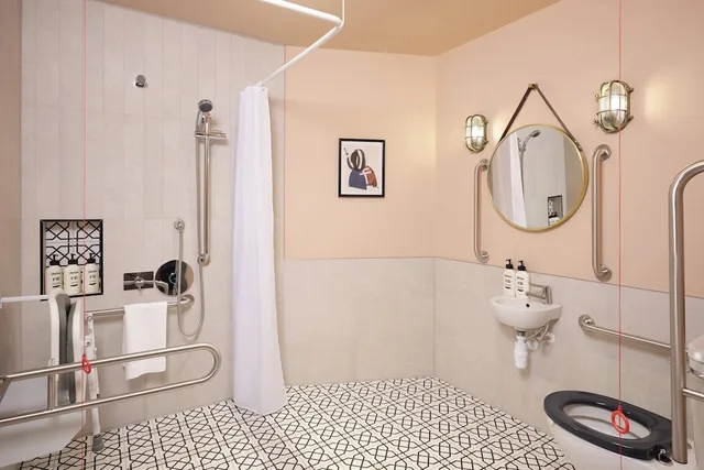غرفة قياسية بسرير كينج لذوي الإعاقة، Hotel Indigo Gloucester - The Forum by IHG 4/4