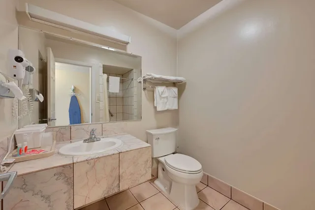غرفة بسرير كوين للمدخنين، Econo Lodge Woodland near I-5 5/7