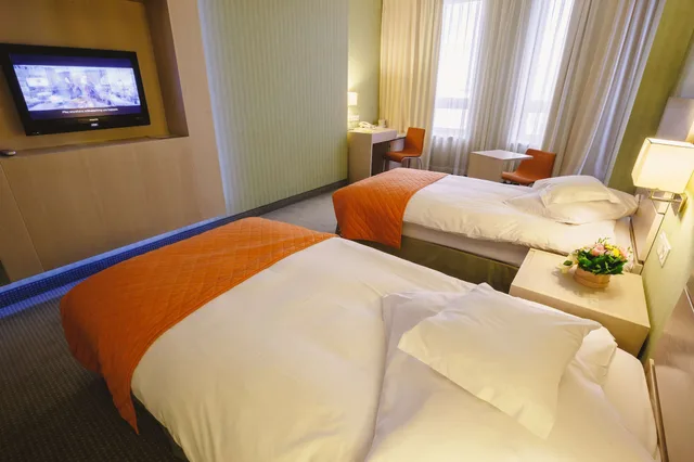 غرفة قياسية بسريرين منفصلين، Golden Tulip Ana Tower Sibiu 3/10