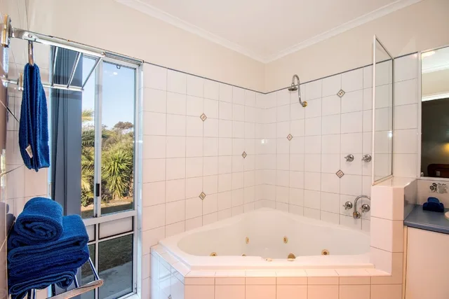 Spa, Queen and Twin Beds، Torquay Tropicana Motel 4/4