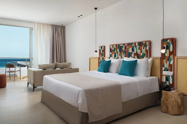 غرفة جونيور بسرير كوين بإطلالة على البحر بشرفة مع أريكة، Paralos Rodos Lifestyle Hotel 3/10