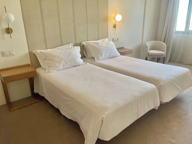 Room, Twin Beds, Street View, Main Building، Oriente Hotel 1/2