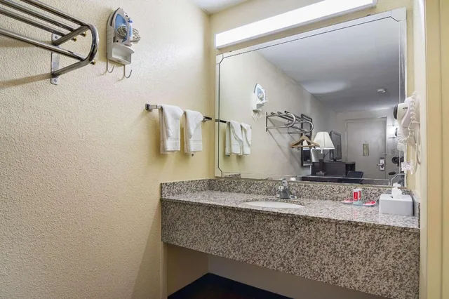 غرفة سوبيريور بسرير كينج، Econo Lodge Research Triangle Park 3/3