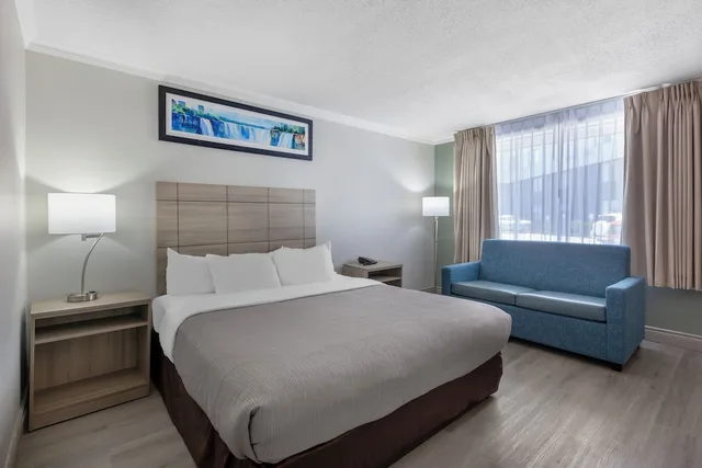 Exterior, Suite, King Bed, No Elevator, Sofa، Quality Inn and Suites Niagara Falls ON 2/8