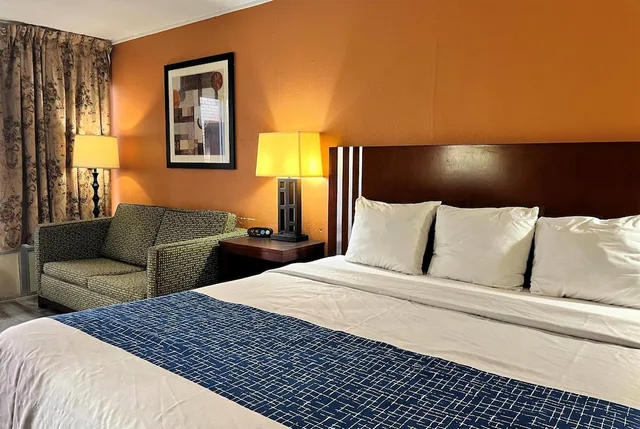 غرفة قياسية بسرير كينج، Travelodge by Wyndham Seymour 3/7