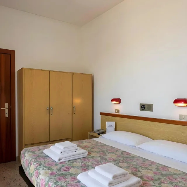 غرفة بسرير مزدوج بشرفة، Hotel Columbia Frontemare 1/10