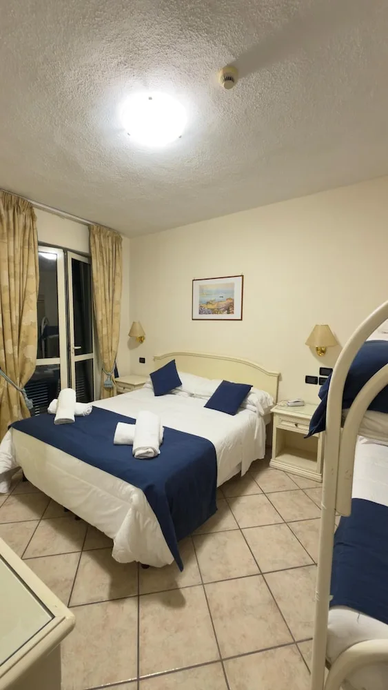 Room, Quadruple, 2 Double and Twin Beds, Sea View, Balcony، Parco dei Principi Resort & Spa Ischia 3/3
