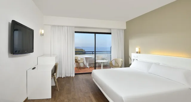 غرفة بسرير كوين بشرفة بإطلالة جزئية على البحر مع أريكة، Alua Calas de Mallorca Resort 1/6