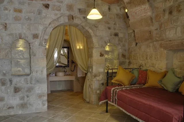 Cave, Family, Suite, Double Bed, Sofa, Dere Suites 2/5