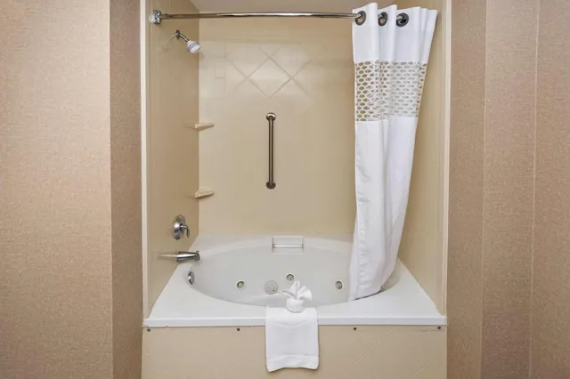 غرفة بسرير كينج بحوض جاكوزي بحوض استحمام لذوي الإعاقة، Hampton Inn Statesville 6/8