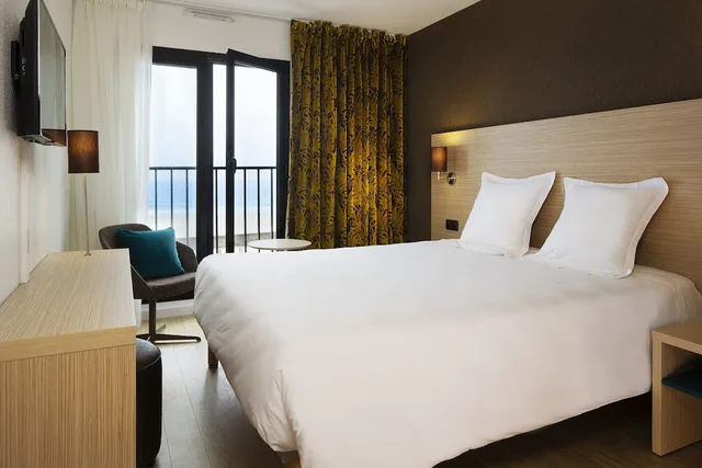 Chambre Deluxe vue Mer، Escale Oceania St Malo 1/4