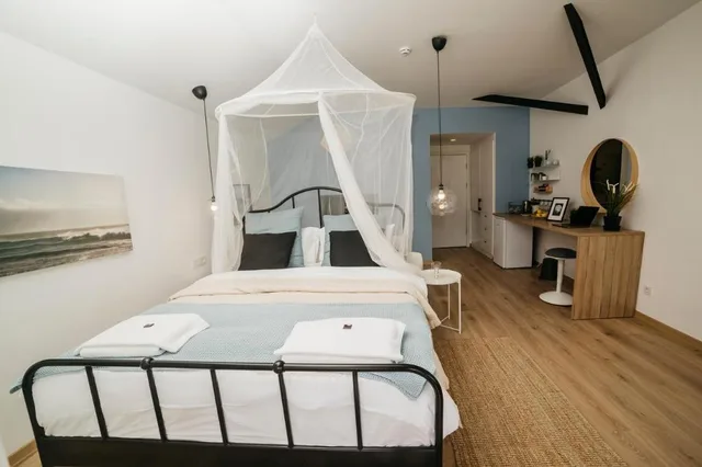 غرفة رومانسية بسرير كوين بشرفة، True Blue Boutique Hotel Kalkan 6/7