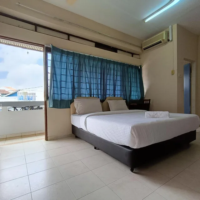 غرفة بسرير كينج بشرفة، Kota Lodge Hotel 2/2