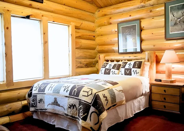 Creek, Family, Cabin, Queen Bed, Private Bathroom، The Hibernation Station 1/1