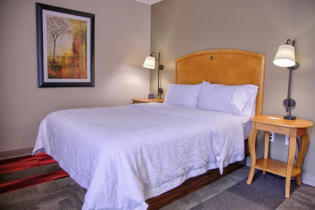 Select, Queen Bed، Spark by Hilton Cedar City 3/4