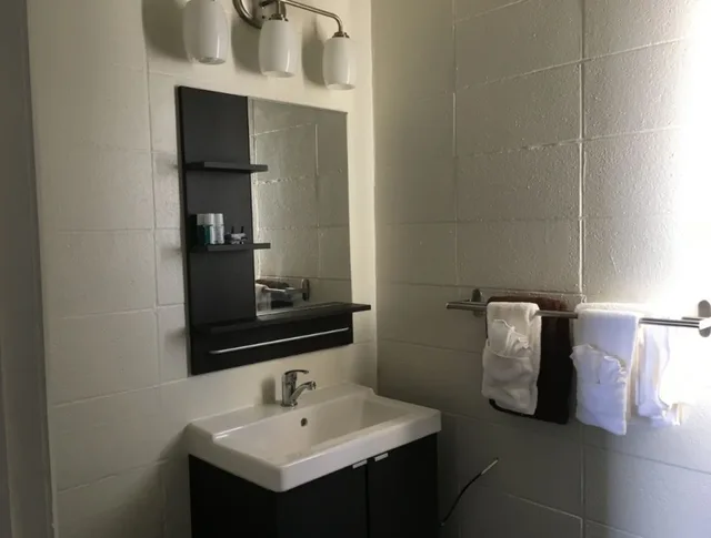 غرفة قياسية بسرير كوين، Howard Johnson by Wyndham Grande Prairie 3/4
