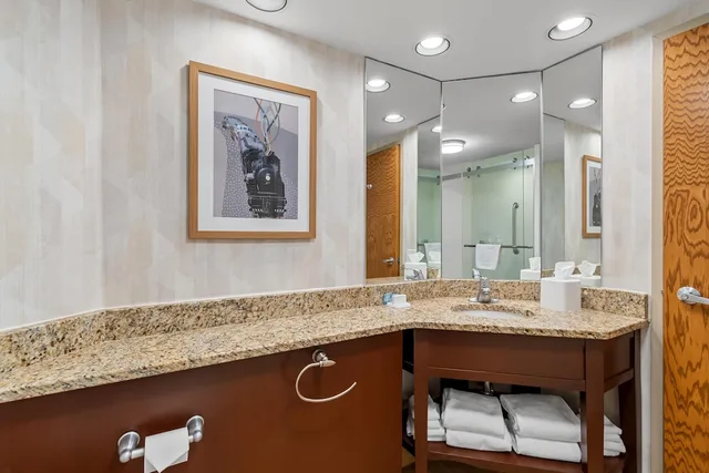غرفة بسرير كينج بإطلالة على البحيرة مع أريكة لذوي الإعاقة، Hampton Inn Duluth Canal Park 6/6
