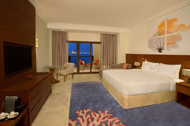 جناح جونيور بإطلالة على البحر بشرفة، Double Tree by Hilton Resort and Spa Marjan Island 2/4