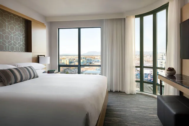 جناح جونيور بسرير كينج بإطلالة على المدينة مع أريكة في طابق مرتفع، Vancouver Airport Marriott Hotel 3/10